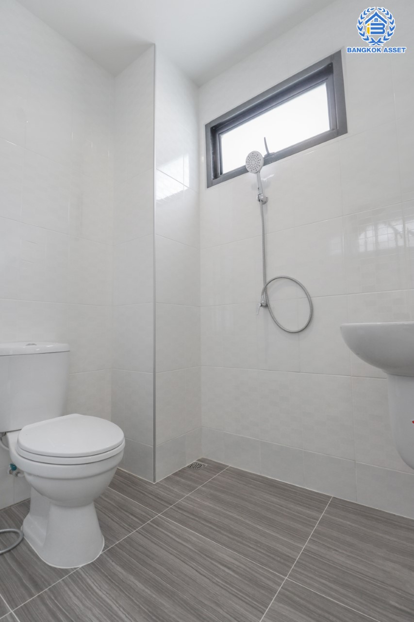 บ้านมือสองตกแต่งใหม่ ม.บัวทองธานีพาร์ค กาญจนาฯ-บางบัวทอง ทาวน์เฮ้าส์พร้อมเข้าอยู่ เนื้อที่ 19.5 ตร.ว. ฟังก์ชัน 3 ห้องนอน 2 ห้องน้ำ 1 ที่จอดรถ บนทำเลเดินทางสะดวก เข้า-ออกได้ทั้ง ถ.กาญจนาฯ และ ถ. บางกรวย-ไทรน้อย ใกล้ทางด่วน, เซ็นทรัลเวสต์เกต และรถไฟฟ้าสายสีม่วง "สถานีคลองบางไผ่"…